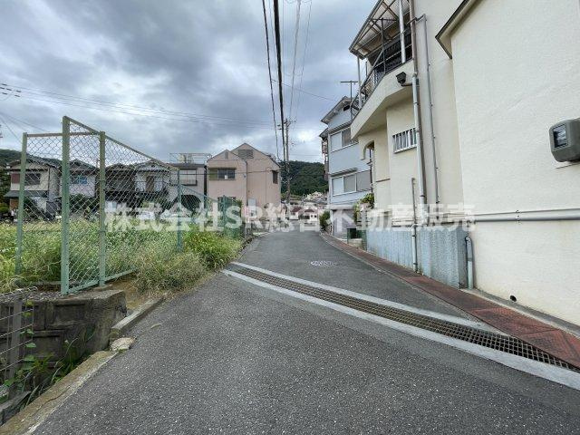 六万寺町1丁目中古戸建の前面道路含む現地写真|当日予約も大歓迎です！土日祝、雨の日やお子様連れのお客様の送迎も可能ですのでお気になさらずお問合せ下さい。お仕事終わりのお時間にも柔軟に対応致しますのでお気軽にお申し付け下さいませ。