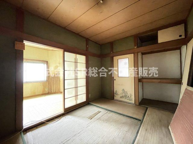 六万寺町1丁目中古戸建の居間・リビング|ご家族と毎日顔を合わせられる造りでゆったりとお過ごしいただける空間です！
