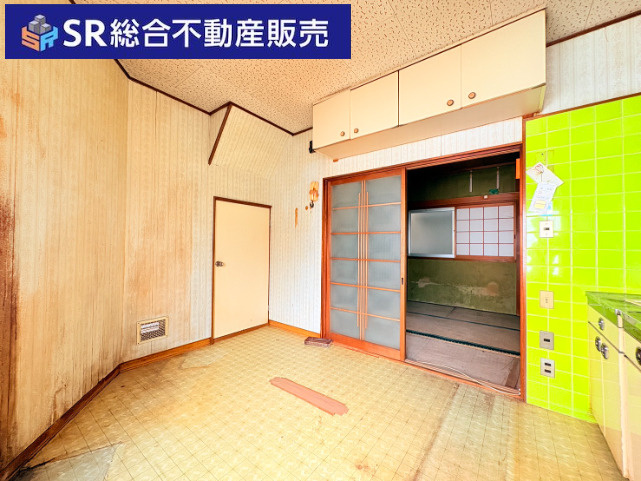 六万寺町1丁目中古戸建の居間・リビング|ご家族と毎日顔を合わせられる造りでゆったりとお過ごしいただける空間です！