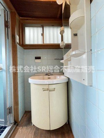 六万寺町1丁目中古戸建の独立洗面台|洗面化粧台で朝の身支度に便利です！