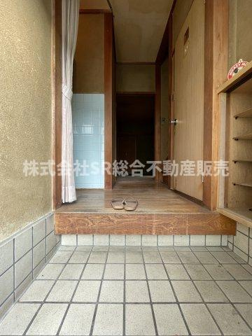 六万寺町1丁目中古戸建の玄関|シューズボックス付きで整理整頓できます！