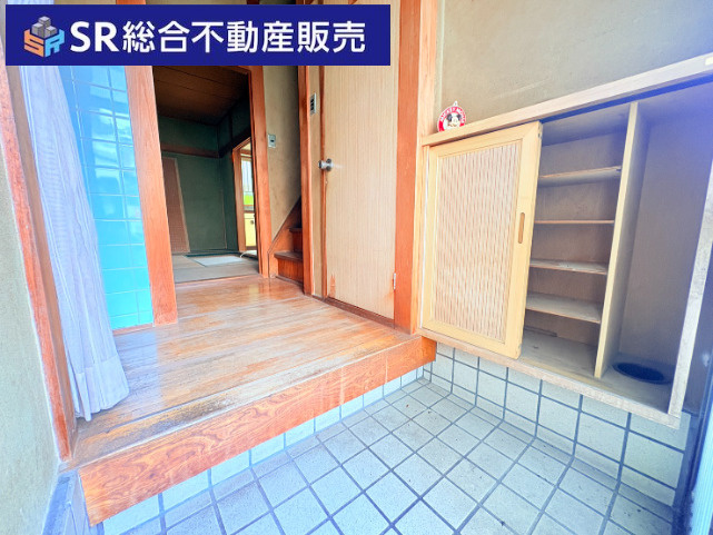 六万寺町1丁目中古戸建の玄関|シューズボックス付きで整理整頓できます！