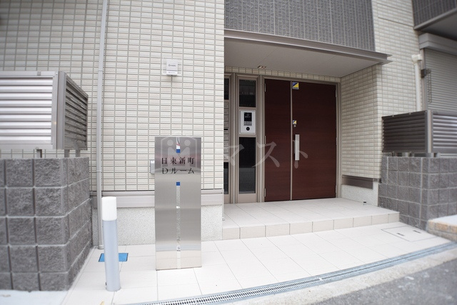 大阪市西区新町３丁目の賃貸マンションのエントランス
