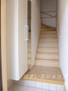 シャン・ド・フルールの玄関|ミラー付き大型シューズボックス