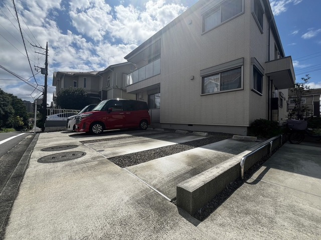 エストレーラ緑園の駐車場|敷地内駐車場