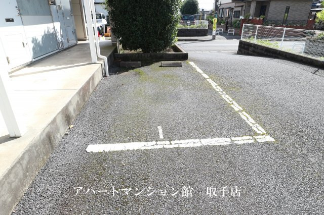 レオパレスエントピアホープの駐車場