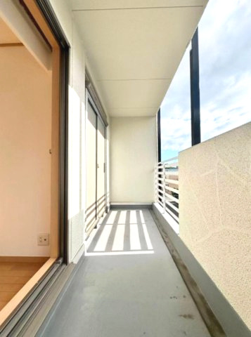 小河通3丁目のバルコニー|3階バルコニー　光が部屋の奥にまで届きます