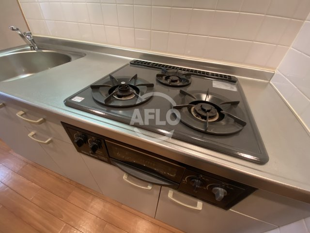 シャルマンフジ阿波座イーストのキッチン|シャルマンフジ阿波座イースト　3口キッチン