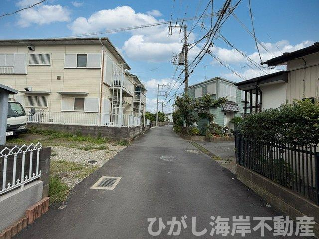 茅ケ崎市香川７丁目　売地　全２区画の前面道路含む現地写真|8月17日撮影　古家解体中　現地外観