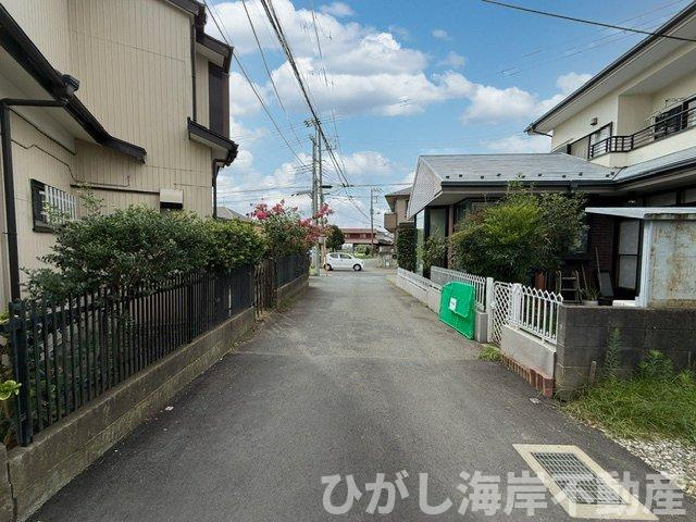 茅ケ崎市香川７丁目　売地　全２区画の前面道路含む現地写真|8月17日撮影　古家解体中　現地外観