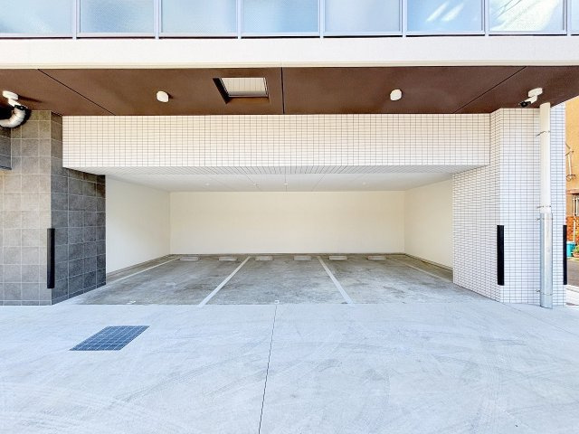THE RESIDENCE Hの駐車場