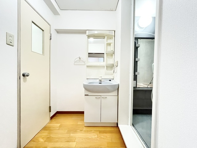 北野田大発マンションの独立洗面台
