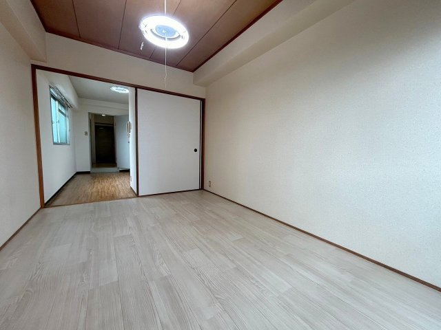 島ビルの洋室
