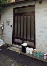 根岸５丁目戸建ての玄関