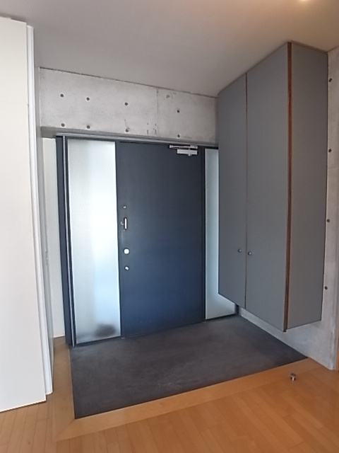 西宮市高木東町の賃貸マンションの玄関