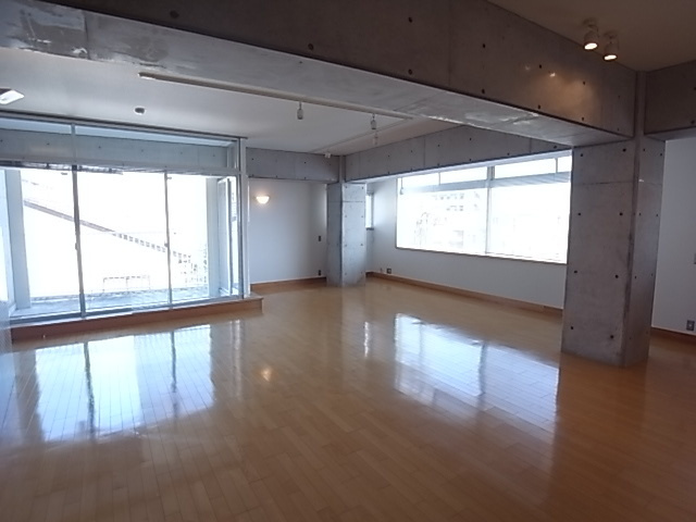 西宮市高木東町の賃貸マンションの居間・リビング