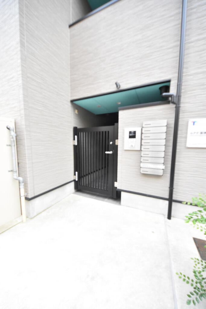 神戸市中央区熊内橋通６丁目のアパートのエントランス