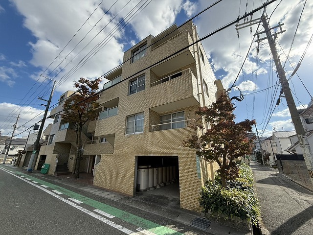 西宮市平松町の賃貸マンションの外観