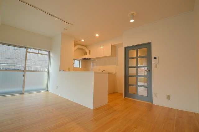 西宮市平松町の賃貸マンションの居間・リビング