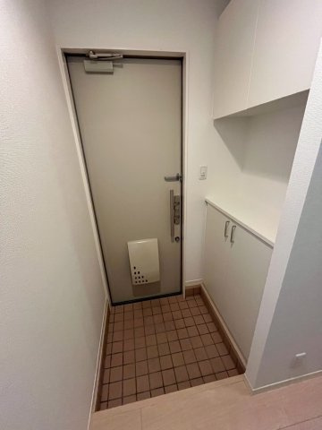 西宮市下大市東町のアパートの玄関