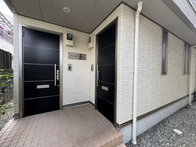 西宮市下大市東町のアパートのエントランス