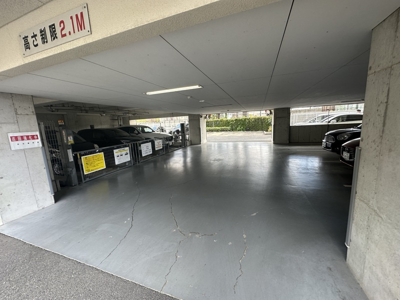 西宮市深津町の賃貸マンションの駐車場