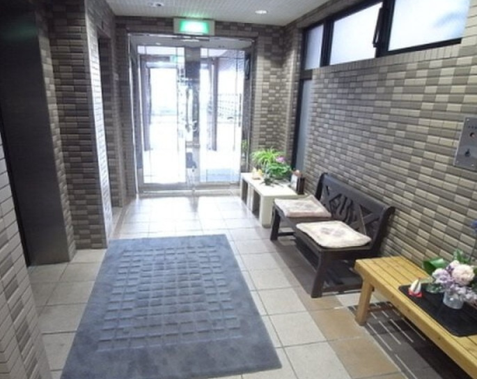 西宮市産所町の賃貸マンションのエントランス