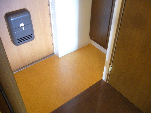 神戸市東灘区岡本６丁目の賃貸マンションの玄関