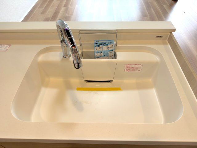 コスモ浦和グレイスフォルムのキッチン|シンク
手をかざすだけでお水が出せる便利なタッチレス水栓です。調理中で手が汚れている時でも蛇口を汚さず、いつでも清潔にお使いいただけます。