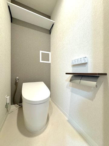 コスモ浦和グレイスフォルムのトイレ|トイレ新規交換
温水洗浄便座（ウォシュレット）付きの新しいトイレです。床材や壁紙も張り替えられ、清潔でリラックスできる空間となっております。