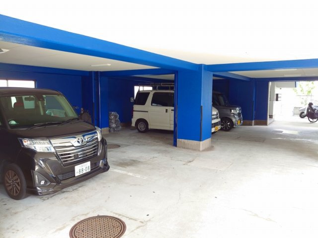 キャロル柴原の駐車場