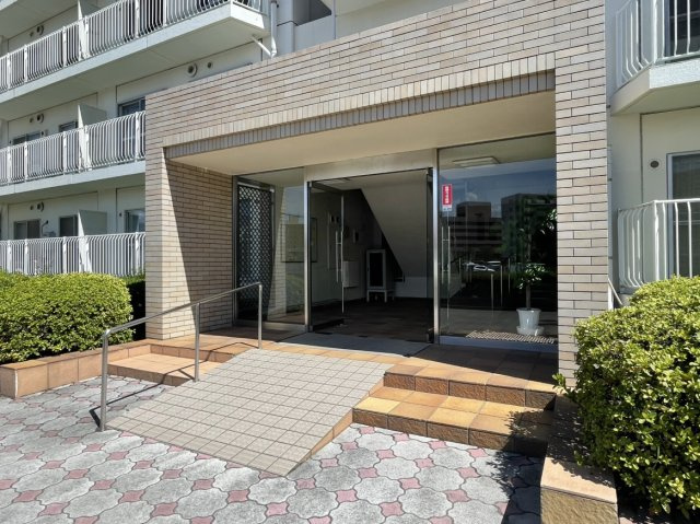 鴨池シーサイドマンション弐号棟のエントランス