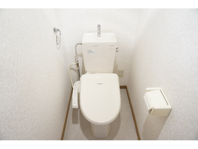 【トイレ】 | グリーンフィル石井 | 掲載写真は、退去予定の物件につき、修繕等が入り、変更となる場合がありますのでご了承くださいませ。退去後のご見学はオンライン・ご同行どちらでも可能です。