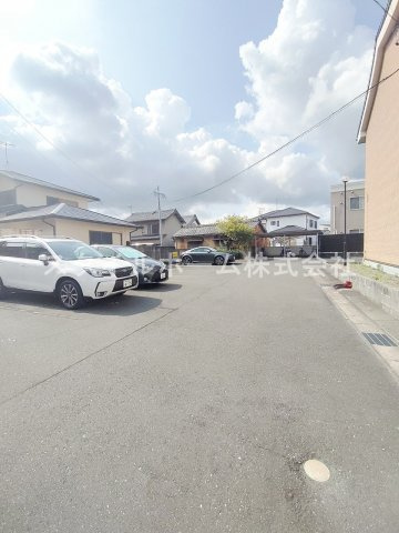 サンプレミア前芝西の駐車場