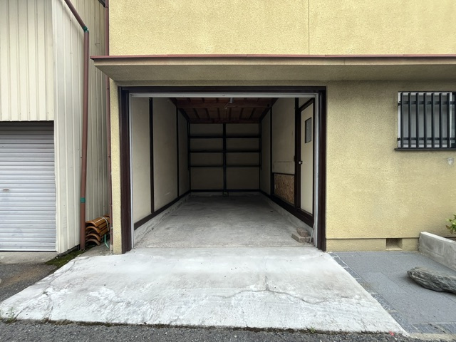 松ケ丘東町戸建ての駐車場