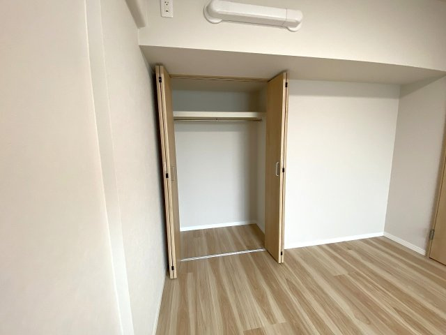 なぎさニュータウン３号棟の収納|季節物の衣類や日用品をすっきりまとめてしまえる広々とした収納スペースです。お部屋全体の生活感を上手に抑え、空間をいつでも綺麗で整った状態に保つことができるため、お掃除もラクラクこなせます。