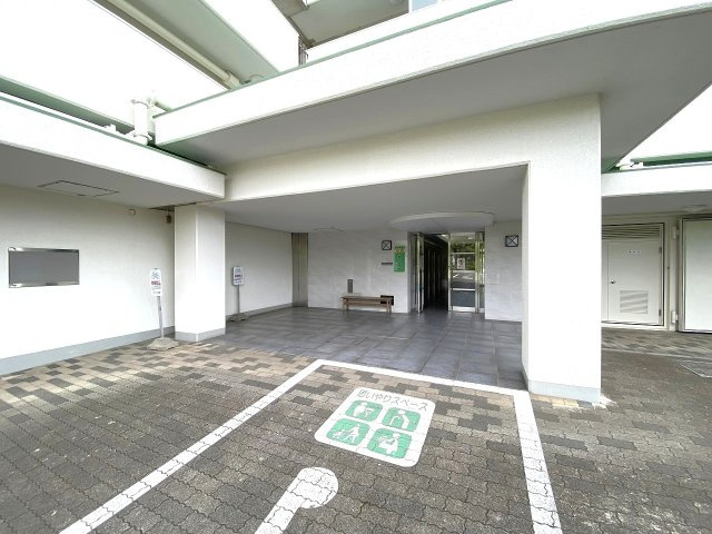 なぎさニュータウン３号棟|清潔に保たれたマンションのエントランス部分です。管理体制の良さが伺える美しい共用空間となっており、ご家族や訪れるゲストを温かく迎え入れます。住まう方の安心感をしっかりと高めてくれる佇まいです。