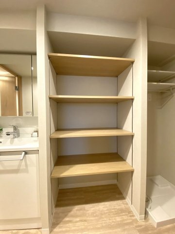 なぎさニュータウン３号棟の収納|脱衣所内に設置された便利な収納スペースです。タオルや洗剤などの日用品やランドリーグッズをすっきりと整理整頓して収めることができます。散らかりがちな水回りをいつでも綺麗で快適に保てる設計です。