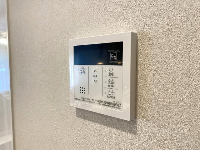 なぎさニュータウン３号棟の発電・温水設備|スイッチひとつでお湯張りや保温が可能な追い焚き機能を完備しております。いつでも温かいお風呂に入ることができ、毎日のバスタイムをより快適で心地よいリラックスタイムへと導いてくれる嬉しい設備です。