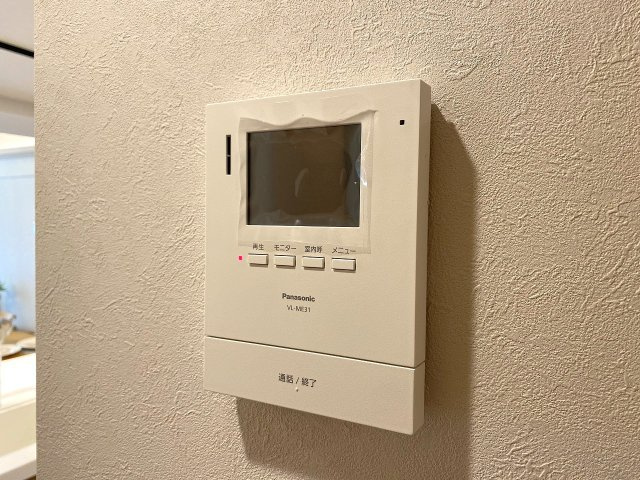 なぎさニュータウン３号棟のセキュリティ|来訪者の顔を室内からしっかり確認できるTVモニター付きインターホンを完備。防犯面でも大変安心な設備となっており、不審者の侵入を防ぐとともに、お子様のお留守番時や一人での在宅時にも心強い味方です。