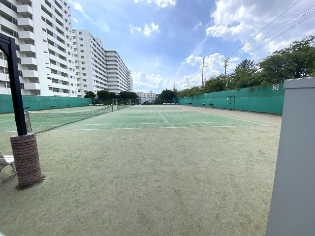 なぎさニュータウン３号棟のその他共用部分|敷地内にはテニスコートが設置されており、身近な場所で気軽にスポーツやリフレッシュを楽しめる恵まれた環境です。休日やスキマ時間に体を動かし、健康的で充実した日常をアクティブに満喫していただけます。
