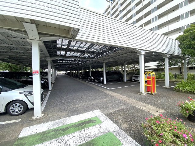 なぎさニュータウン３号棟の駐車場|敷地内には利便性の高い自走式駐車場を完備しております。お車の入出庫が非常にスムーズに行える平置き設計となっており、日々の通勤やお買い物はもちろん、休日のお出かけまでストレスなく快適に活用できます。