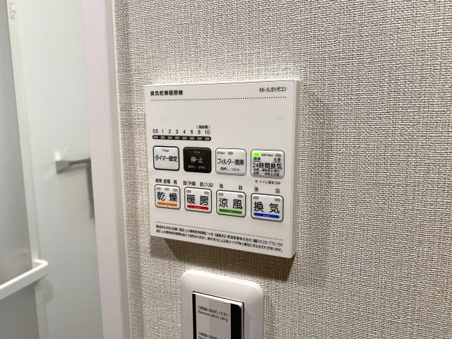 なぎさニュータウン３号棟の浴室|雨の日のお洗濯や毎日のバスタイムに大変便利な浴室乾燥機を新しく完備しました。カビの発生を防ぎ浴室を衛生的に保てるため、毎日清潔で心地よいバスタイムを快適にお楽しみいただくことができます。
