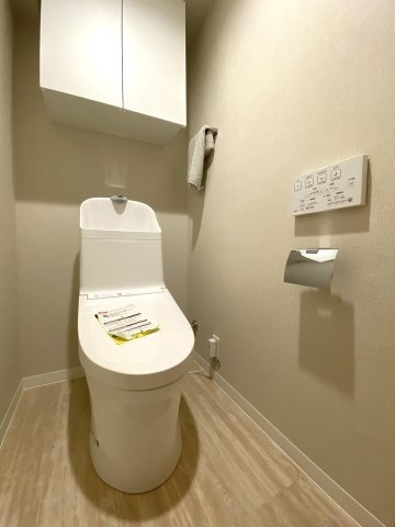 なぎさニュータウン３号棟のトイレ|快適な温水洗浄便座付きのトイレへと新規交換を行いました。毎日使う衛生スペースだからこそ、清潔感と機能性に徹底的にこだわり抜いた仕様となっており、いつでも気持ちよく快適にご利用いただけます。