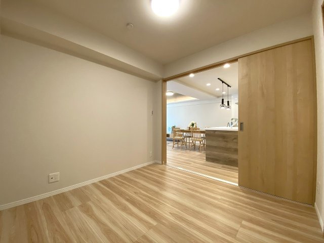 なぎさニュータウン３号棟の子供部屋|間取り図の中央に位置する4.5帖の洋室です。お子様のお部屋としてはもちろん、リモートワーク用の書斎やワークスペースなど、ご家族の生活スタイルに合わせて多彩でフレキシブルにご活用いただけます。