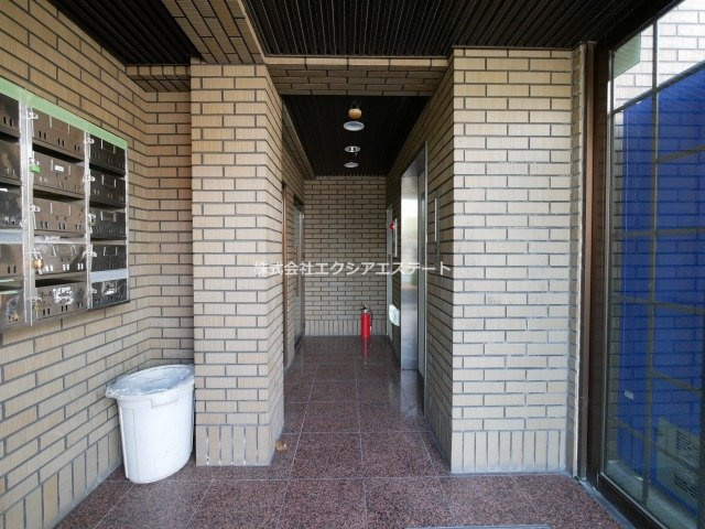 ビバリーヒルズ岸里東のエントランス