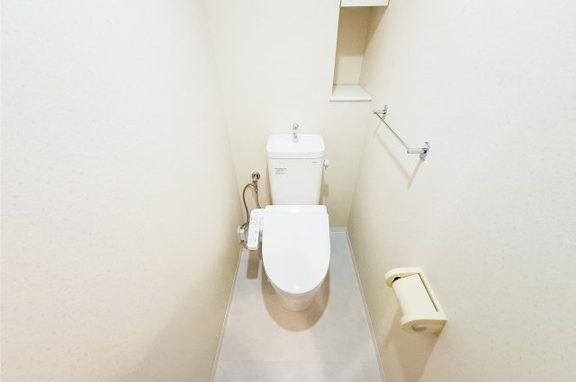 パークシティ泉ケ丘のトイレ|トイレ：TOTOの便器・温水洗浄便座を新調済み。クロスや床のクッションフロアも貼替えました。