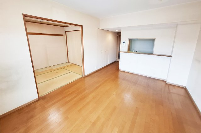 パークシティ泉ケ丘の居間・リビング|LDK（実際の写真）：隣接した和室と一体利用すれば約20帖の広々とした空間に。