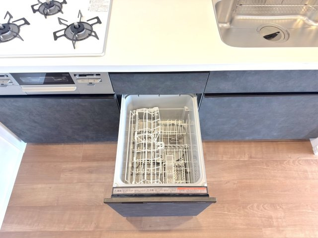 ガーデンコート大宮本郷の発電・温水設備|食洗機
毎日の食器洗いを手助けしてくれる食洗機です。家事の時間を短縮して、ご家族でゆっくりと過ごす時間を増やしてくれますね。