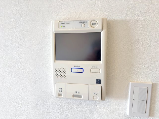 ガーデンコート大宮本郷のセキュリティ|室内からご来客のお顔を確認できるモニター付きのインターホンです。防犯面でも心強く、お子様のお留守番時なども安心です。